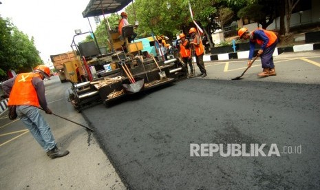 Sejumlah pekerja melakukan pengaspalan saat ujicoba aspal dari bahan baku plastik. Pemerintah Kabupaten (Pemkab) Garut akan melakukan uji coba perbaikan jalan menggunakan aspal plastik. 