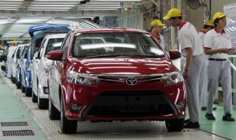 Sejumlah pekerja melakukan pengecekan tahap akhir mobil The All New Vios & Limo produksi PT Toyota Motor Manufacturing Indonesia (TMMIN) di Pabrik Krawang 2, Kawasan Industri Karawang Internasional City, Jawa Barat, Rabu (18/12). 