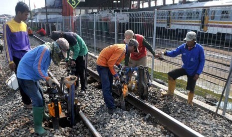   Sejumlah pekerja melakukan peninggian rel kereta api pada proyek pembangunan rel ganda jalur Pekalongan-Semarang, di Semarang, Jateng, Jumat (7/2). (Antara/R. Rekotomo)