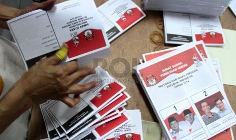 Sejumlah pekerja melakukan penyortiran dan pelipatan surat suara Pilpres 2014 di Komisi Pemilihan Umum Daerah (KPUD) Jakarta Timur, Kamis (26/6). ( Republika/ Yasin Habibi)