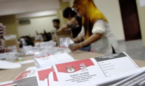 Sejumlah pekerja melakukan penyortiran dan pelipatan surat suara Pilpres 2014 di Komisi Pemilihan Umum Daerah (KPUD) Jakarta Timur, Kamis (26/6). ( Republika/ Yasin Habibi)