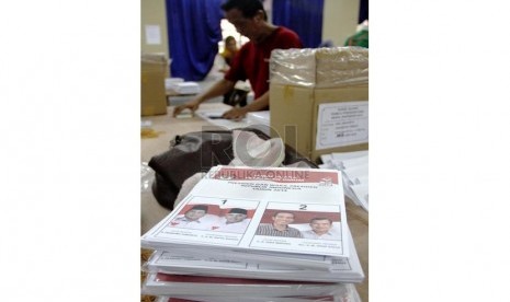 Sejumlah pekerja melakukan penyortiran dan pelipatan surat suara Pilpres 2014 di Komisi Pemilihan Umum Daerah (KPUD) Jakarta Timur, Kamis (26/6). ( Republika/ Yasin Habibi)