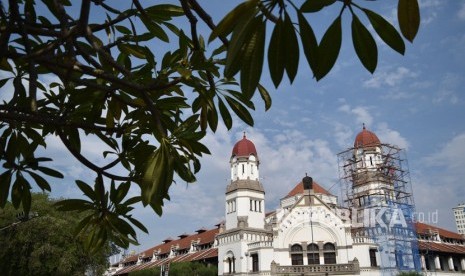 Sejumlah pekerja melakukan perawatan bangunan cagar budaya Lawang Sewu di kawasan Tugu Muda, Semarang, Jawa Tengah, Jumat (2/11). Lawang Sewu merupakan salah satu objek wisata Jateng.