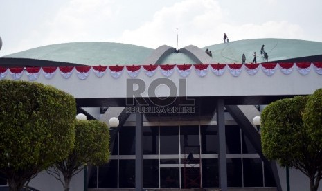 Sejumlah pekerja melakukan perawatan gedung Paripurna DPR di Kompleks Parlemen, Senayan, Jakarta, Kamis (6/8).