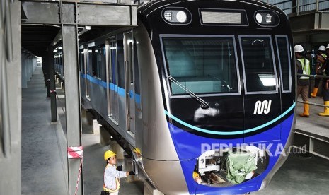 Sejumlah pekerja melakukan perawatan rangkaian kereta MRT di Depo MRT Lebak Bulus, Jakarta, Kamis (26/4).