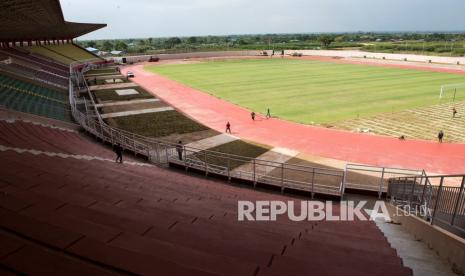 Sejumlah pekerja melakukan perawatan salah satu venue pertandingan jelang pelaksanaan PON Papua XX, di stadion Katalpal, Kabupaten Merauke, Papua, Kamis (26/8/2021).