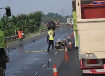 Sejumlah pekerja melakukan perbaikan jalan tol Tangerang-Merak, Cilegon, Banten. Perbaikan jalan tersebut sebagai langkah antisipasi kecelakaan dan arus mudik lebaran. 