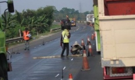 Sejumlah pekerja melakukan perbaikan jalan tol Tangerang-Merak, Cilegon, Banten. Perbaikan jalan tersebut sebagai langkah antisipasi kecelakaan dan arus mudik lebaran. 