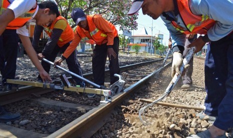 Sejumlah pekerja melakukan perbaikan jalur rel Kereta Api (KA) di Stasiun Besar Madiun, Jawa Timur, Selasa (23/6).