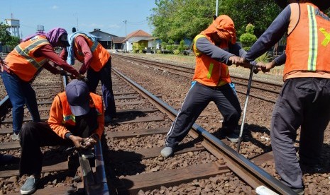 Sejumlah pekerja melakukan perbaikan jalur rel Kereta Api (KA) di Stasiun Besar Madiun, Jawa Timur, Selasa (23/6).