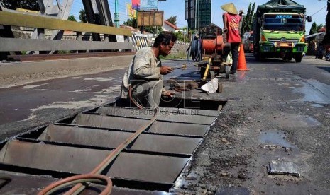   Sejumlah pekerja melakukan proses pengelasan jembatan Pemali di jalur pantura, Brebes, Jateng, Senin (29/7).  (Republika/Prayogi)