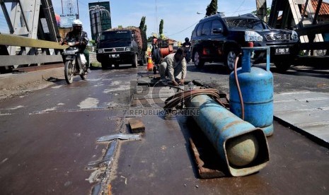   Sejumlah pekerja melakukan proses pengelasan jembatan Pemali di jalur pantura, Brebes, Jateng, Senin (29/7).  (Republika/Prayogi)