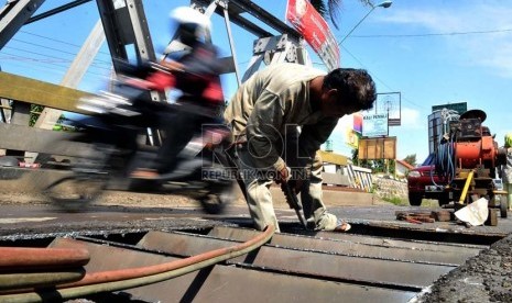   Sejumlah pekerja melakukan proses pengelasan jembatan Pemali di jalur pantura, Brebes, Jateng, Senin (29/7).  (Republika/Prayogi)