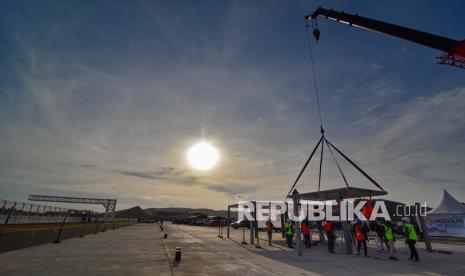 Sejumlah pekerja memasang bangunan modular pit building Pertamina Mandalika International Street Circuit di KEK Mandalika, Kuta, Praya, Lombok Tengah, NTB, Kamis (14/10/2021). Direktur Keuangan, Strategi, dan Manajemen Risiko, PT Pengembangan Pariwisata Indonesia (Persero), atau Indonesia Tourism Development Corporation (ITDC) Nugdha Achadie, mengatakan penjualan tiket untuk ajang World Superbike (WorldSBK) akan segera dibuka. 