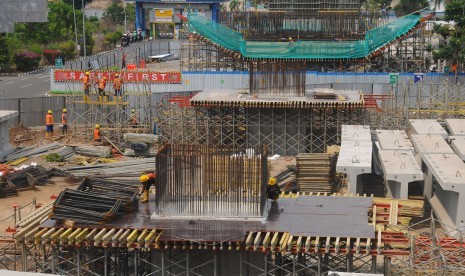 Sejumlah pekerja memasang besi saat pembangunan tiang rel kereta api Stasiun Kereta Bandara Adi Soemarmo di Bandara Adi Soemarmo, Boyolali, Jawa Tengah, Sabtu (10/11/2018).