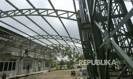 Sejumlah pekerja memasang kerangka tower arena Sport Climbing, di Jakabaring Sport City (JSC) Palembang, Sumatra Selatan, Rabu (28/2). 