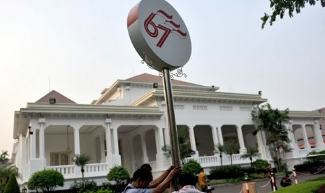 Sejumlah pekerja memasang lampu hias untuk peringatan HUT RI ke 67 di depan Istana Negara, Jakarta, Selasa (14/8).