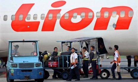 Sejumlah pekerja memasukkan tas para penumpang ke dalam bagasi pesawat Lion Air. ilustrasi