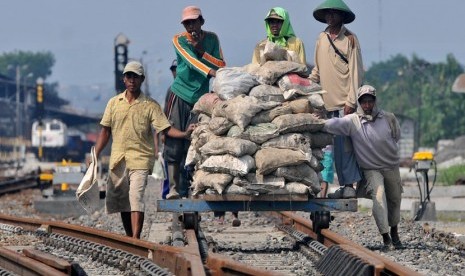  Sejumlah pekerja membawa karung berisi kricak (pecahan batu) dengan menggunakan lori pada proyek pembangunan rel ganda jalur Pekalongan-Semarang di Semarang, Jateng, Jumat (7/2).  (Antara/R. Rekotomo)