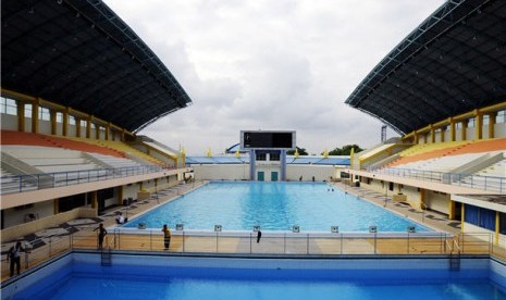 Sejumlah pekerja membersihkan kolam renang di Rumbai Sport Center, Pekanbaru, Jumat (25/1), yang dipersiapkan untuk perhelatan Islamic Solidarity Games (ISG).