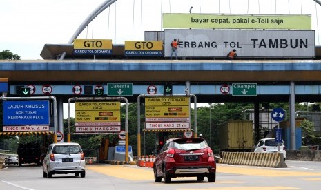 Sejumlah pekerja membersihkan papan nama di pintu masuk Gerbang Tol Tambun, di Kabupaten Bekasi, Jawa Barat, Kamis (15/11/2018).