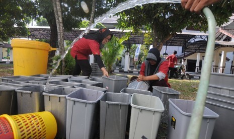 Sejumlah pekerja membersihkan tempat sampah saat mempersiapkan fasilitas asrama haji di Asrama Haji Donohudan, Ngemplak, Boyolali, Jawa Tengah, Senin (1/7/2019).