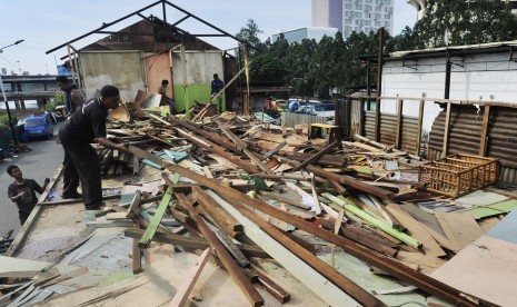 Sejumlah pekerja membongkar bangunan salah satu cafe di Kalijodo, Jakarta, Selasa (23/2)