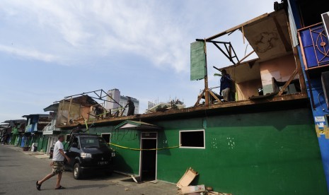 Sejumlah pekerja membongkar bangunan salah satu cafe di Kalijodo, Jakarta, Selasa (23/2). 