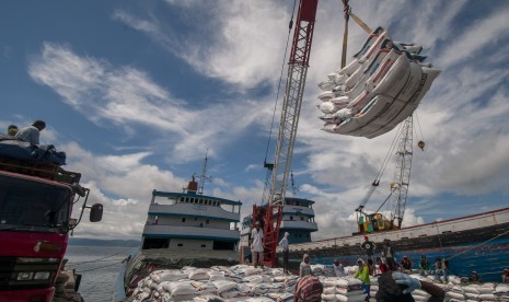 Sejumlah pekerja membongkar pupuk nonsubsidi produksi PT Pupuk Kaltim (Pupuk Indonesia Grup) dari kapal di Pelabuhan Rakyat Donggala, Sulawesi Tengah, Kamis (13/6/2019). Anggota holding Pupuk Indonesia, PT Pupuk Kalimantan Timur (Kaltim) atau PKT berkomitmen meningkatkan tata kelola pelabuhan ramah lingkungan di area terminal khusus perusahaan.