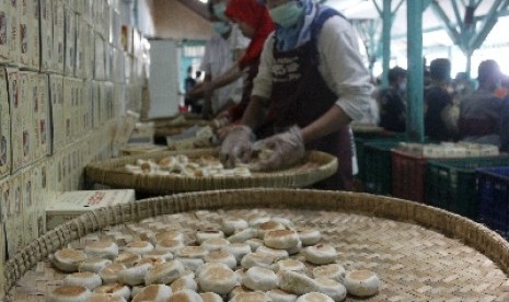 Sejumlah pekerja membuat makanan khas Yogyakarta Bakpia di Pathuk, Yogyakarta. Bakpia masih menjadi primadona oleh-oleh makanan khas Yogyakarta, terutama bagi wisatawan yang berkunjung ke daerah tersebut.