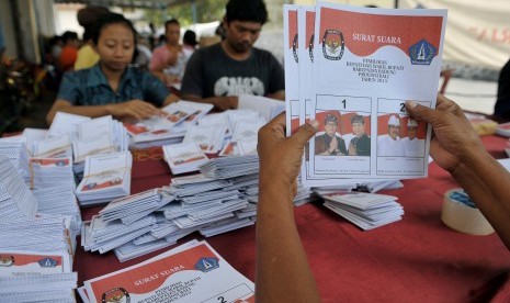 Sejumlah pekerja memeriksa surat suara untuk pemilihan kepala daerah (Pilkada) di Komisi Pemilihan Umum (KPU) Kabupaten Badung, Bali, Selasa (17/11). 