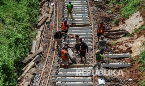 Sejumlah pekerja memperbaiki bantalan rel kereta api di perlintasan Desa Pawindan, Kabupetan Ciamis, Jawa Barat, Kamis (14/5). Kementerian Perhubungan (Kemenhub) mencatat capaian program padak karya hingga September 2020 menyerap 10.686 orang pekerja. Sekretaris Jenderal Kemenhub Djoko Sasono mengatakan semua pekerja tersebut untuk program padat karya di sektor transportasi yang tersebar di beberapa wilayah Indonesia. 