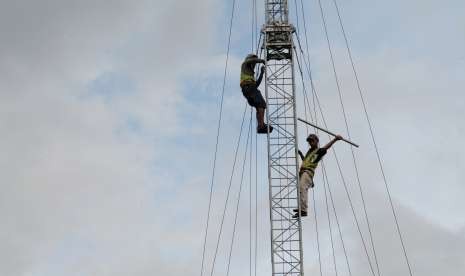 Sejumlah pekerja memperbaiki Base Tranceiver Station (BTS) milik Telkomsel yang terdampak gempa bumi di Palu, Sulawesi Tengah, Sabtu (13/10).