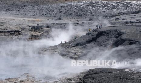 Sejumlah pekerja memperbaiki pipa air panas yang rusak akibat erupsi freatik kawah Sileri di kawasan dataran tinggi Dieng desa Kepakisan, Batur, Banjarnegara, Jateng, Selasa (4/5/2021). Erupsi kawah Sileri yang terjadi pada (30/4/2021) mengakibatkan sedikitnya 20 hektare lahan pertanian rusak dan pipa untuk pemandian wisata air panas putus.