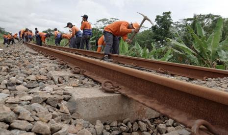 Sejumlah pekerja memperbaiki rel kereta yang ambles akibat banjir dan menyebabkan sejumlah perjalanan KA terganggu hingga 10 jam di pintu kereta Jeruklegi Kulon, Jeruklegi, Cilacap, Jateng, Sabtu (8/10/2022). Lima titik lintas kereta api di wilayah jalur selatan DAOP V Purwokerto yang ambles karena banjir sudah bisa dilewati rangkaian KA dengan aman pada pukul 12.25 WIB. 