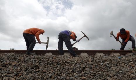 Sejumlah pekerja memperbaiki rel kereta yang ambles. Tim Pengamanan Daop 1 Jakarta bersama kepolisian berhasil menangkap pelaku pencurian material prasarana Kereta Api (KA) di wilayah Stasiun Karangantu, Kota Serang.