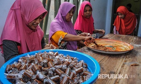 Sejumlah pekerja memproduksi permen jahe yang dijual dengan harga Rp27.000 per kilogram di sentra produksi permen jahe di Buaran, Kabupaten Pekalongan,  Jawa Tengah, Minggu (19/11). Pemerintah memutuskan menurunkan suku bunga Kredit Usaha Rakyat (KUR) dari sembilan menjadi tujuh persen yang diperuntukkan bagi Usaha Mikro Kecil dan Menengah (UMKM) pada 2018 mendatang.