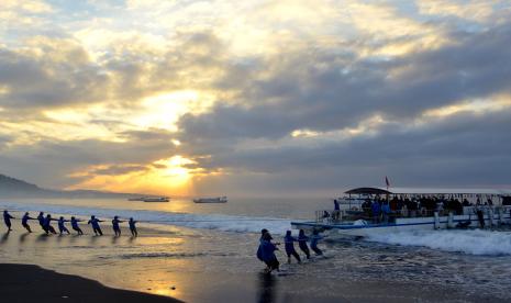 Pulau Nusa Penida di Pelabuhan Tribuana, Kusamba, Klungkung, Bali, beberapa waktu lalu. Berbagai objek wisata di Nusa Penida mulai ramai dikunjungi wisatawan.