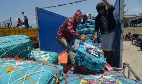 Sejumlah pekerja menata barang bawaan jamaah haji saat tiba di Bandara Mutiara, Palu, Sulawesi Tengah, Jumat (2/10).