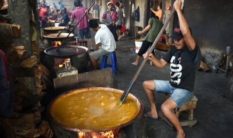 Sejumlah pekerja mengaduk adonan di salah satu pabrik di sentra industri dodol Betawi, Pejaten Timur, Pasar Minggu, Jumat (31/5/2019).