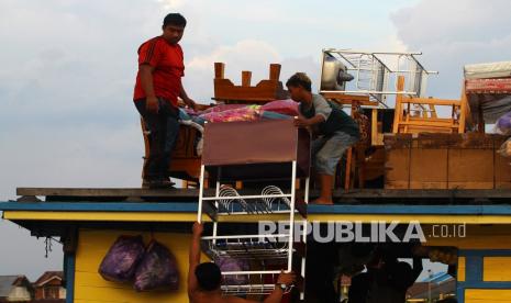 Kalbar Siapkan 700 Kamar Isolasi Bagi Warga Nekat Mudik. Sejumlah pekerja mengangkut barang ke atas kapal kayu di Pelabuhan Seng Hie, Pontianak, Kalimantan Barat, Senin (26/4/2021). Kapal motor kayu yang merupakan salah satu alat transportasi di Sungai Kapuas tersebut menjadi pilihan bagi warga yang hendak berangkat dari Pontianak ke Pulau Maya, Kabupaten Kayong Utara, Kalbar dengan membayar tarif sebesar Rp200 ribu per orang.