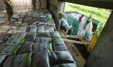 Sejumlah pekerja mengangkut pupuk organik disalah satu gudang pupuk organik milik PT Pupuk Kujang, Awipari, Tasikmalaya, Jawa Barat, Rabu (24/2). 