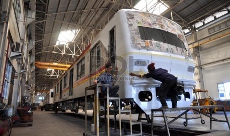 Sejumlah pekerja mengecat gerbong kereta eks Jepang yang baru didatangkan di Depo Citayam, Depok, Jawa Barat, Jumat (22/11). (Republika/Rakhmawaty La'lang)