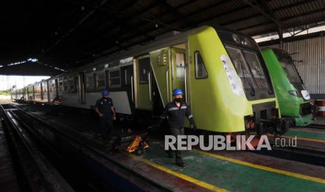 Kereta Api Bandara Minangkabau Ekspress tidak sengaja menabrak satu unit bus Trans Padang pada Rabu (14/1) sekitar pukul 11.20 WIB. Akibat kecelakaan ini, sopir bus Trans Padang bersama seorang kernetnya mengalami luka-luka sehingga sehingga harus dilarikan ke rumah sakit.