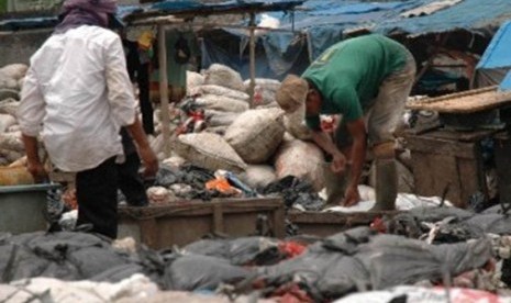 Sejumlah pekerja mengemas sampah-sampah plastik di kawasan Tempat Pengolahan Sampah Terpadu (TPST) Bantargebang, Kota Bekasi, Jawa Barat. 