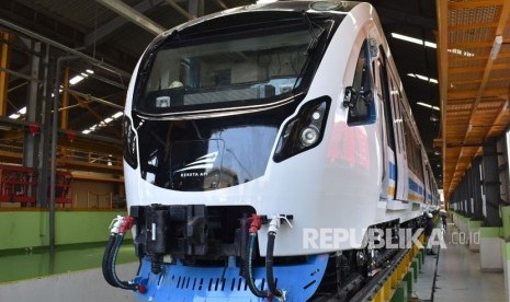 Sejumlah pekerja mengerjakan kereta Light Rail Transit (LRT) di pabrik kereta PT Inka Madiun, Jawa Timur, Senin (7/5).