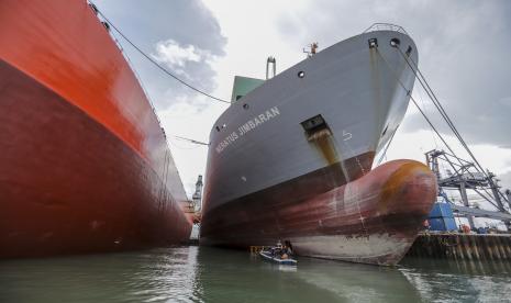 Sejumlah pekerja mengerjakan konstruksi kapal di kawasan industri galangan kapal Tanjung Uncang, Batam, Kepulauan Riau, Sabtu (29/5/2021). Industri galangan kapal menghadapi tantangan berat pada masa pandemi COVID-19. 