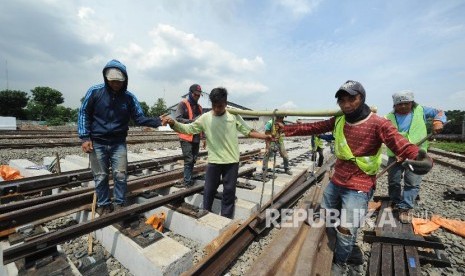  Sejumlah Pekerja mengerjakan proyek double-double track (DDT) / Ilustrasi 