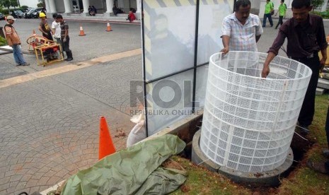 Sejumlah pekerja mengerjakan proyek sumur resapan di halaman depan Balai Kota, Jakarta, Senin (22/1).   (Republika/Agung Fatma Putra)