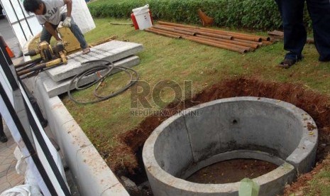 Sejumlah pekerja mengerjakan proyek sumur resapan di halaman depan Balai Kota, Jakarta, Senin (22/1).   (Republika/Agung Fatma Putra)